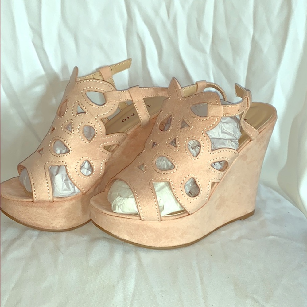 NEW!!! TORRID Wide Blush Scallop Platform Sandal